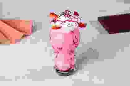 ÇİLEKLİ MILKSHAKE