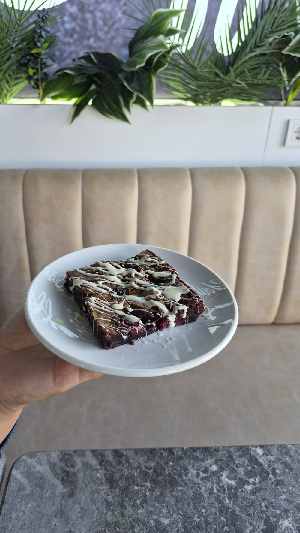 BROWNİE VİŞNELİ BELÇİKA ÇİKOLATALI