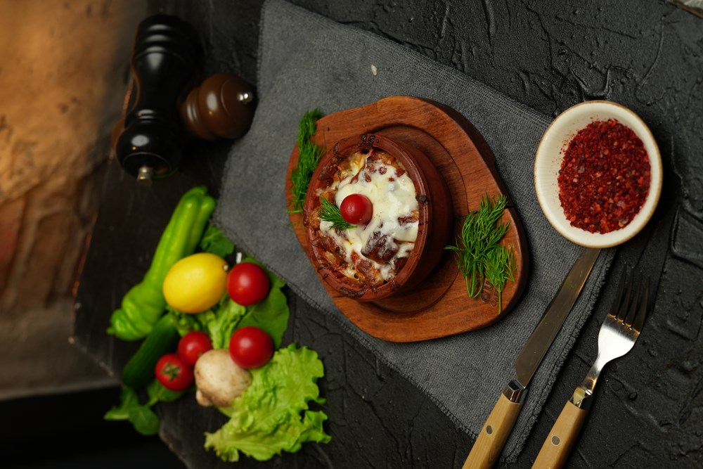 GÜVEÇTE TAVUK KAVURMA