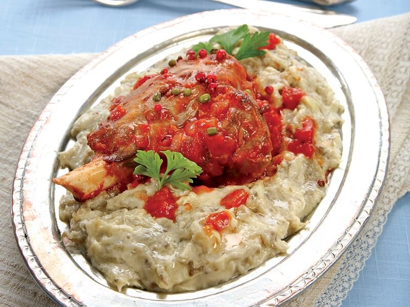 لحم بصلصة حارة مع الباذنجان 