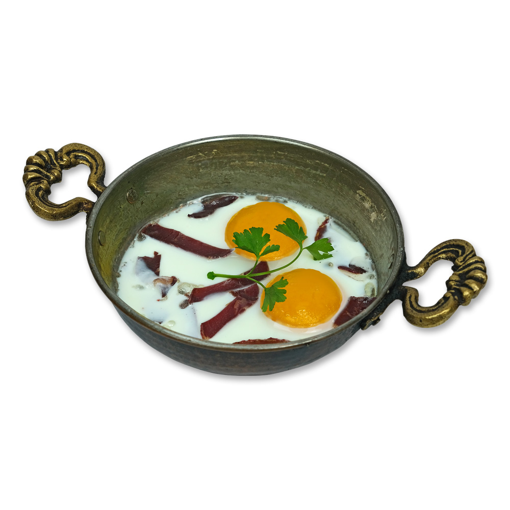 بيض بالبسطرما