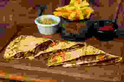 KAŞAR & CHEDAR ETLİ QUASEDILLA