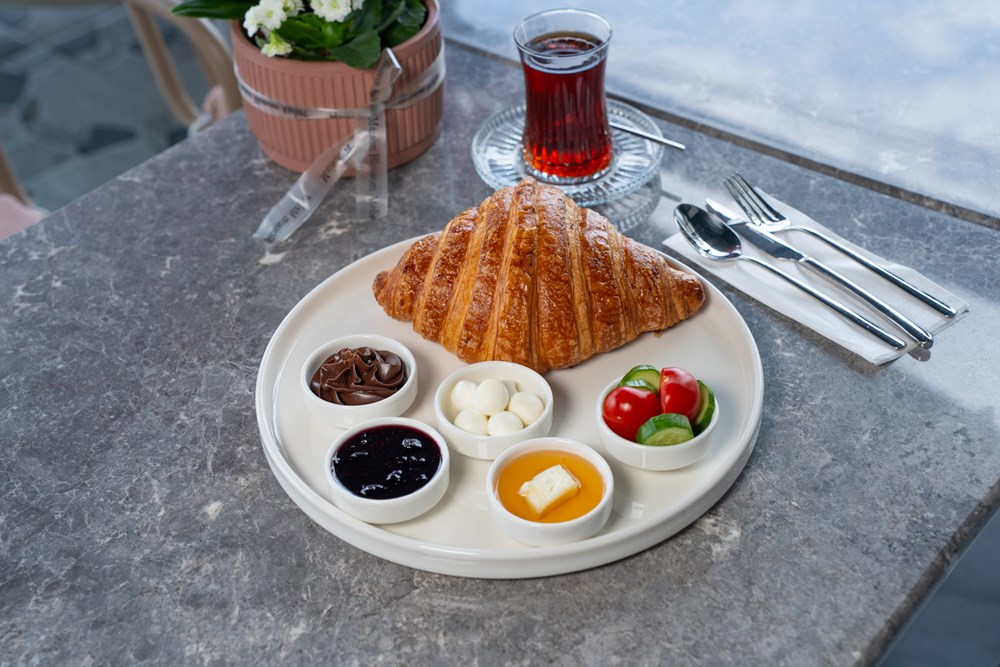 KRUVASANLI TATLI KAHVALTI TABAĞI