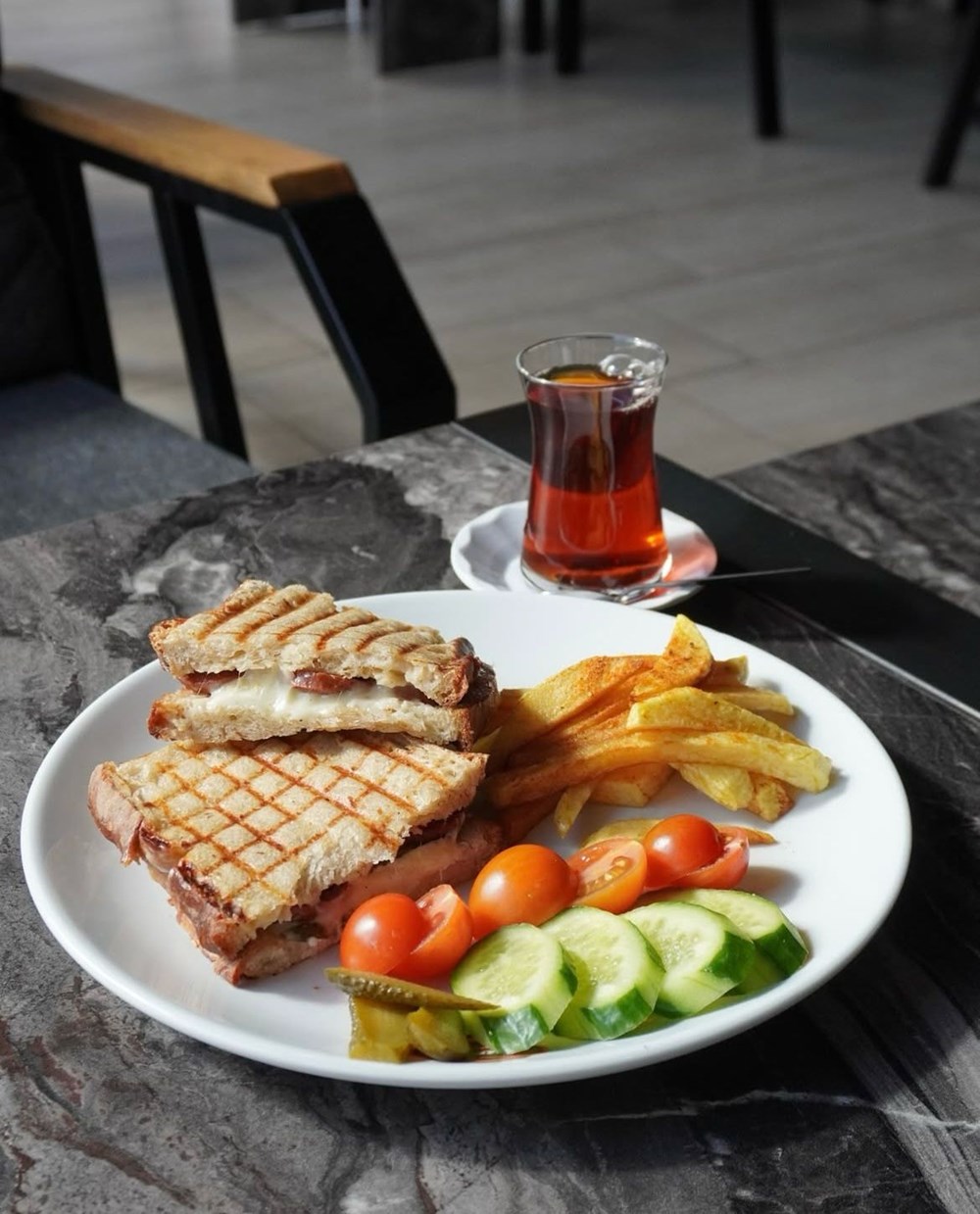 KARIŞIK TOST -SÖĞÜŞ VE PATATES KIZARTMASI EŞLİĞİNDE
