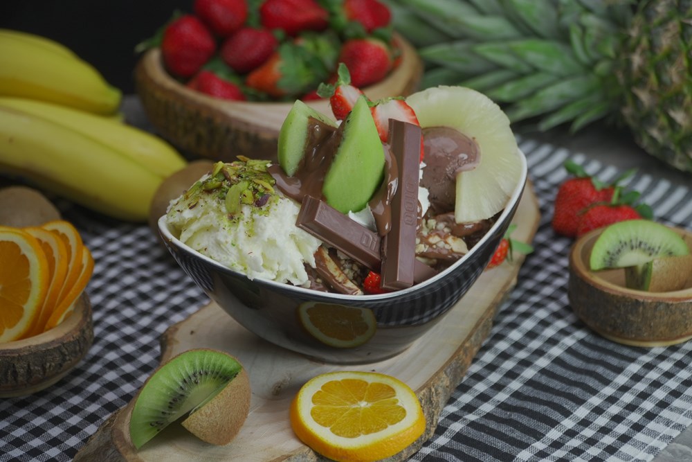 MEYVELİ ÇİKOLATA SALATASI