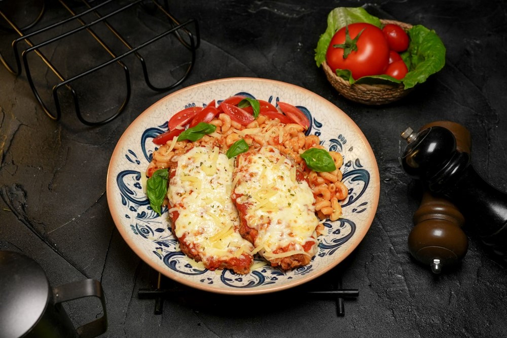 PARMESANLI TAVUK (DOMATES SOSLU)