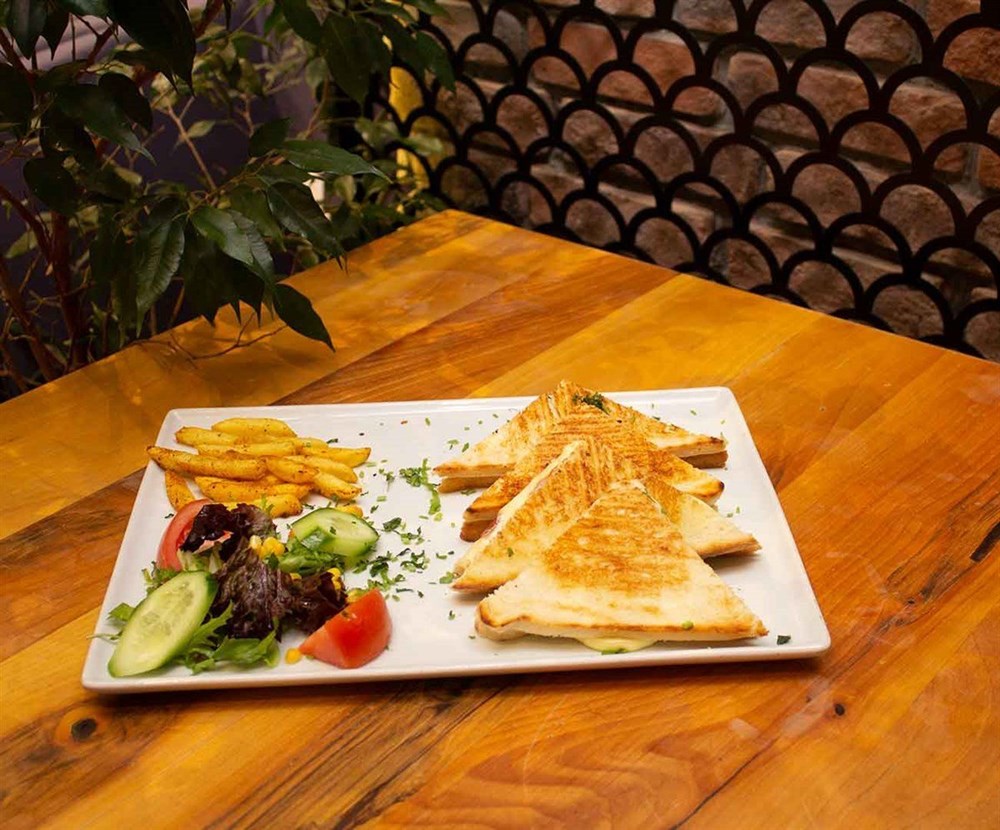 BEYAZ PEYNİRLİ TOST