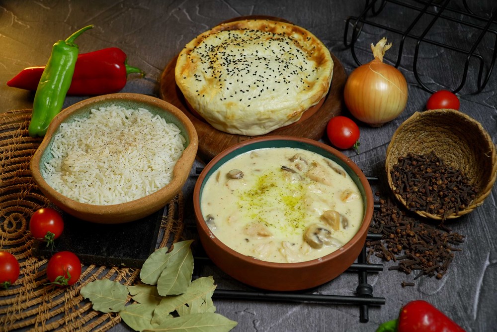 GÜVEÇTE MANTAR SOSLU TAVUK