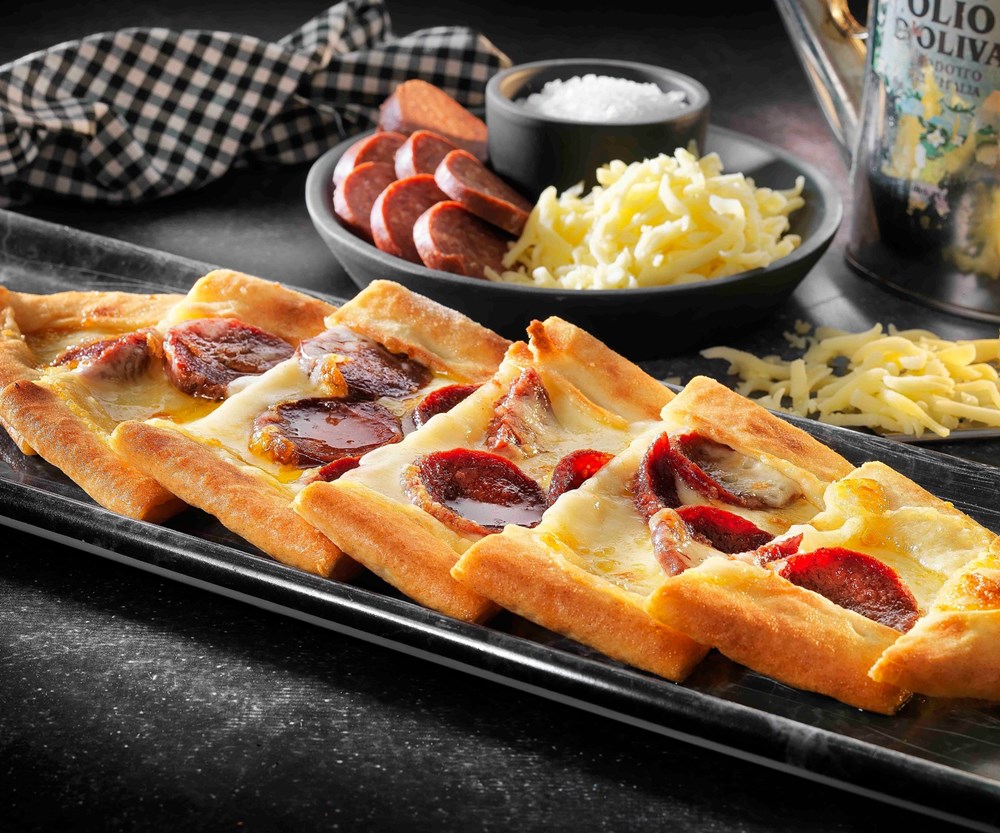 Sucuklu kaşarlı Pide