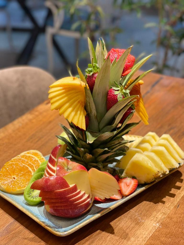 طبق فواكه  ثلاث اشخاص