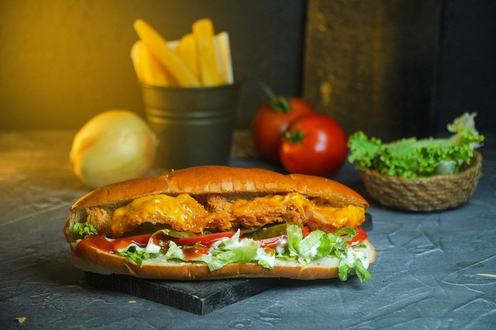 KIZARMIŞ TAVUK SANDVİÇ