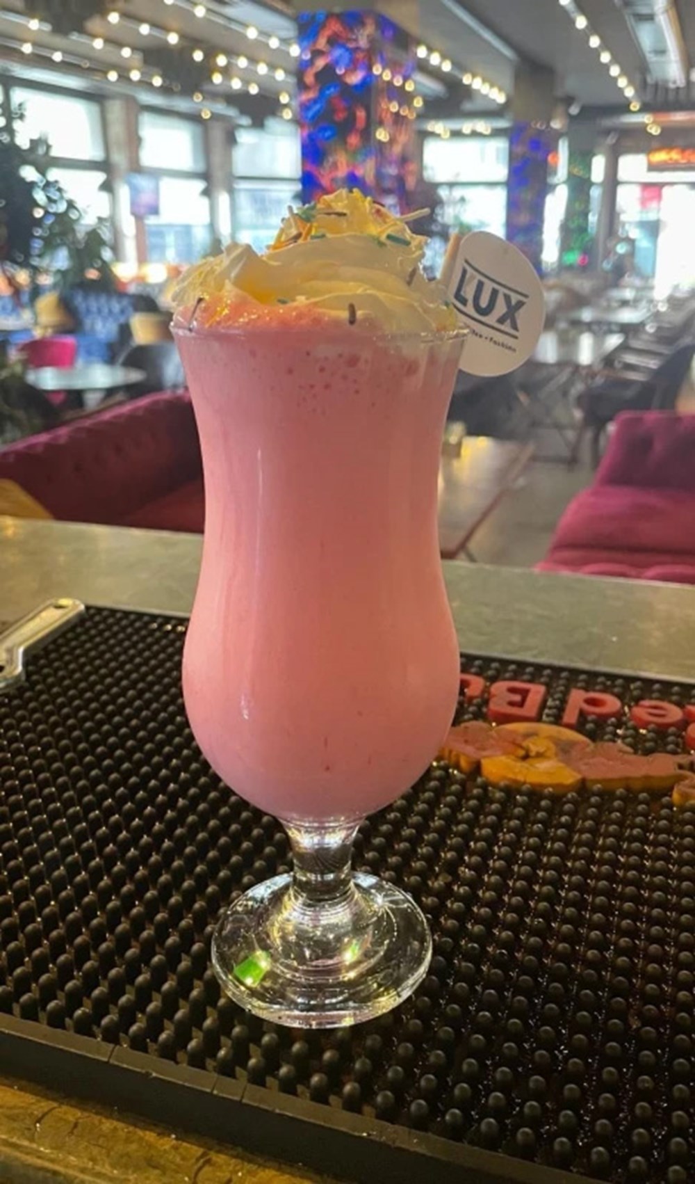 ÇİLEKLİ MILKSHAKE