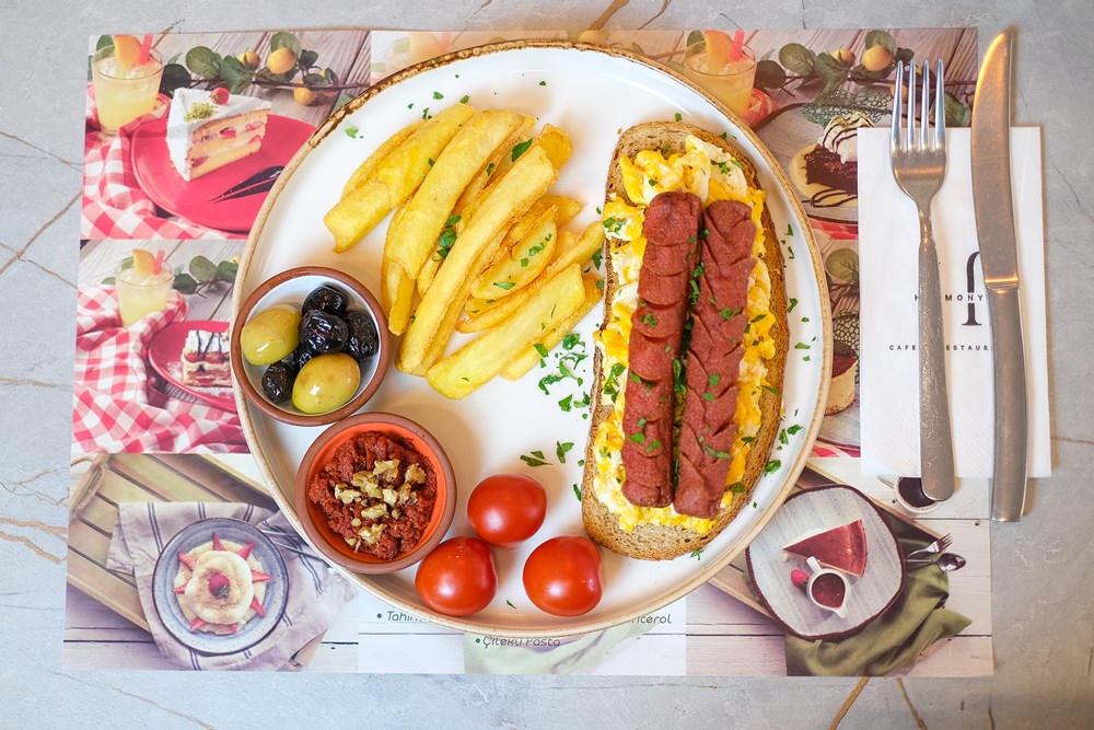 ÇIRPILMIŞ YUMURTALI SOSİS