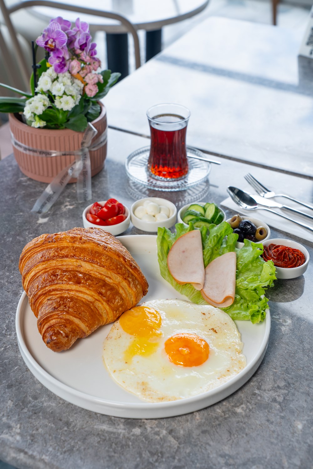 KRUVASANLI OMLET -TUZLU KAHVALTI TABAĞI