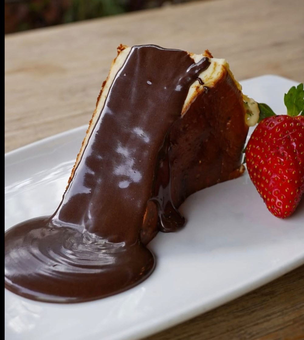 SAN SEBASTIAN CHEESECAKE- ÇİKOLATA SOSLU