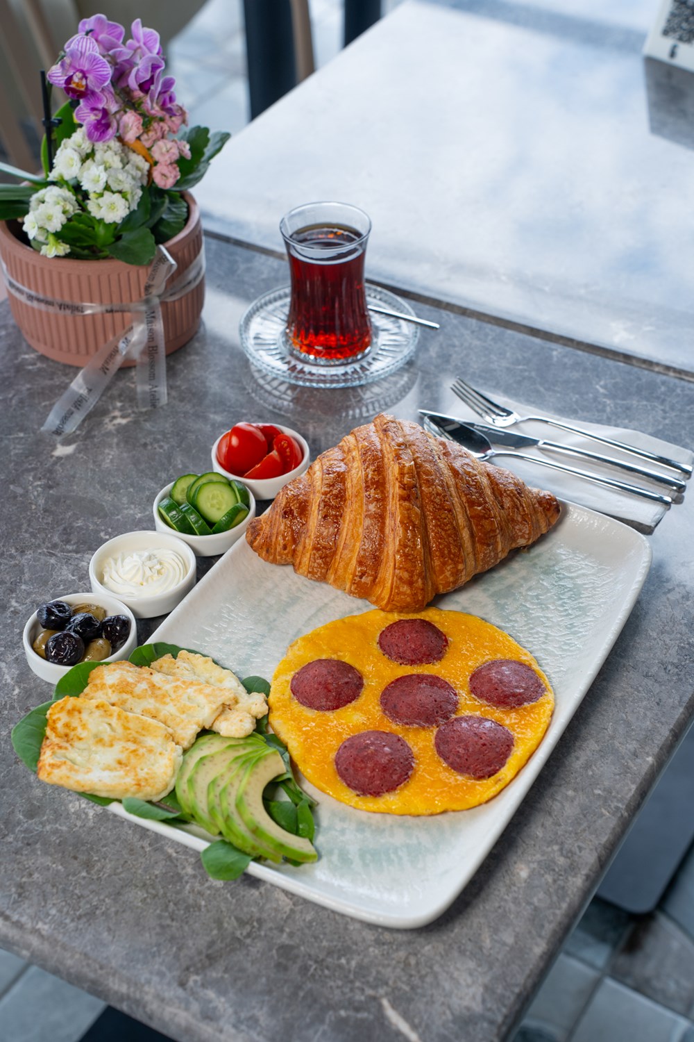 KRUVASANLI AVOKADOLU KAHVALTI TABAĞI