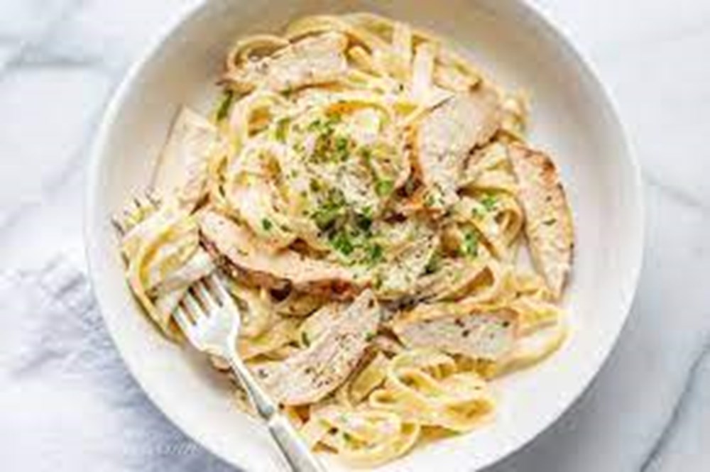 FETTUCHINI ALFREDO CHICHEN