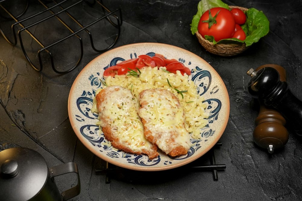 PARMESANLI TAVUK (KREMA SOSLU)