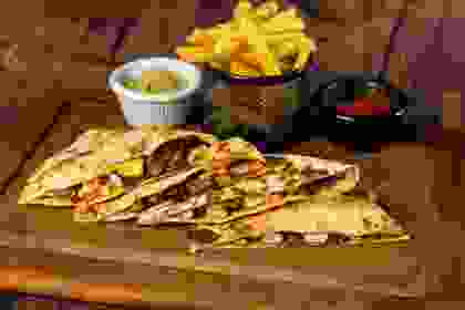 KAŞAR & CHEDAR TAVUK QUASEDILLA