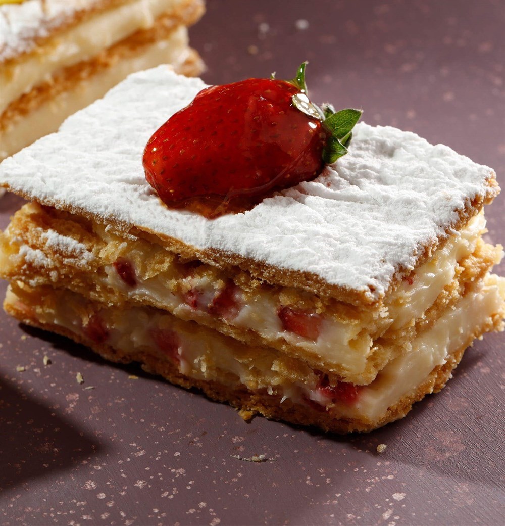 ÇİLEKLİ MİLFÖY KATLARI